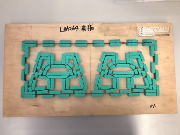 トムソン加工で用いる抜き型です。木の板に刃とスポンジが付いています。