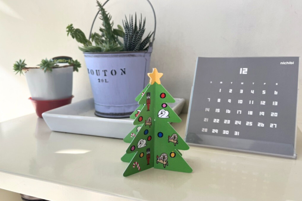 型抜きペーパークラフト(クリスマスツリー)を飾った様子