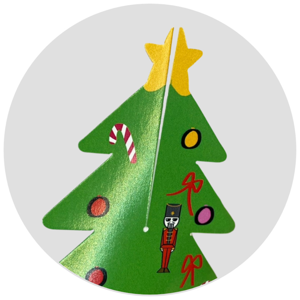 型抜きペーパークラフト(クリスマスツリー)のパーツ。上半分に切れ込みが入っている。