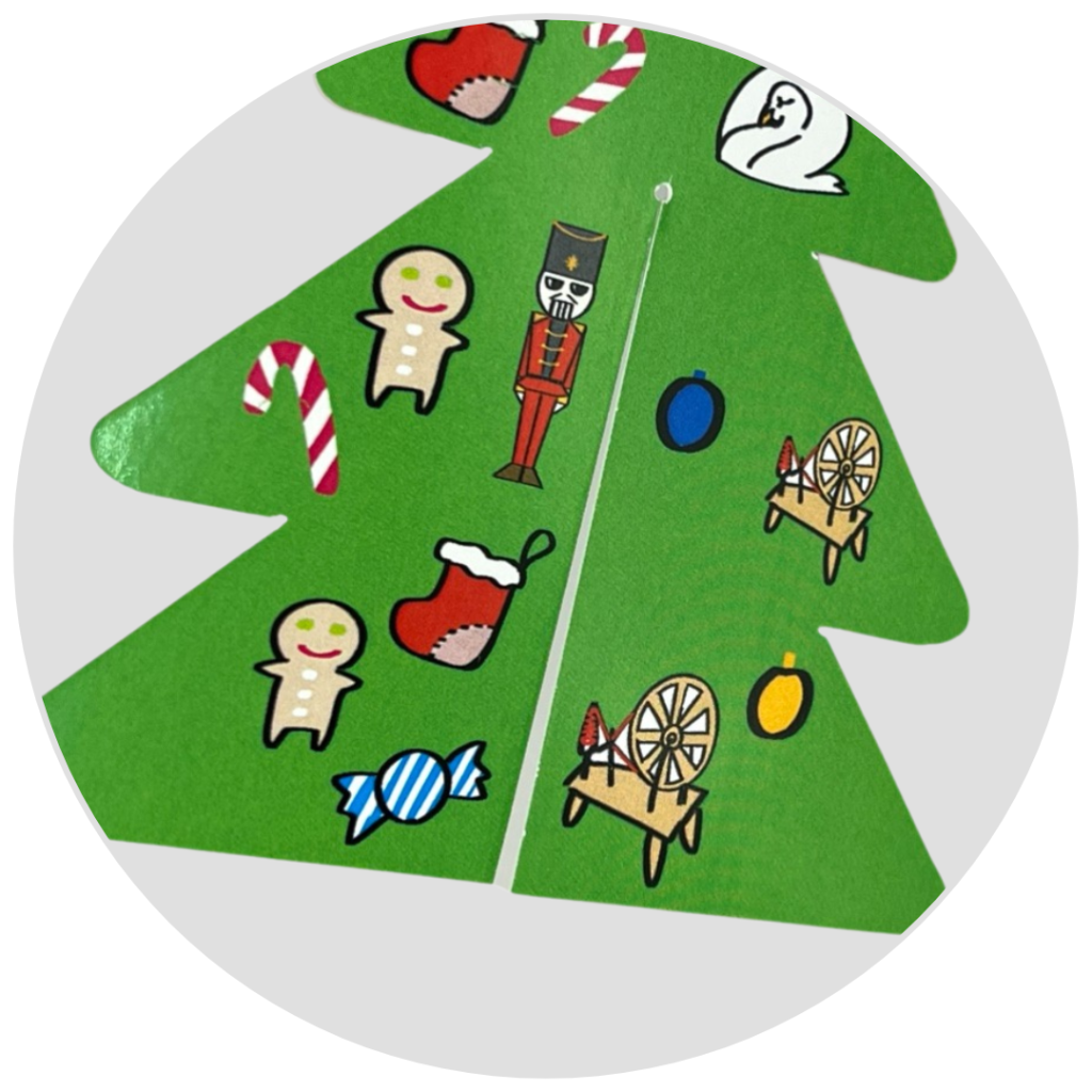 型抜きペーパークラフト(クリスマスツリー)のパーツ。下半分に切れ込みが入っている。